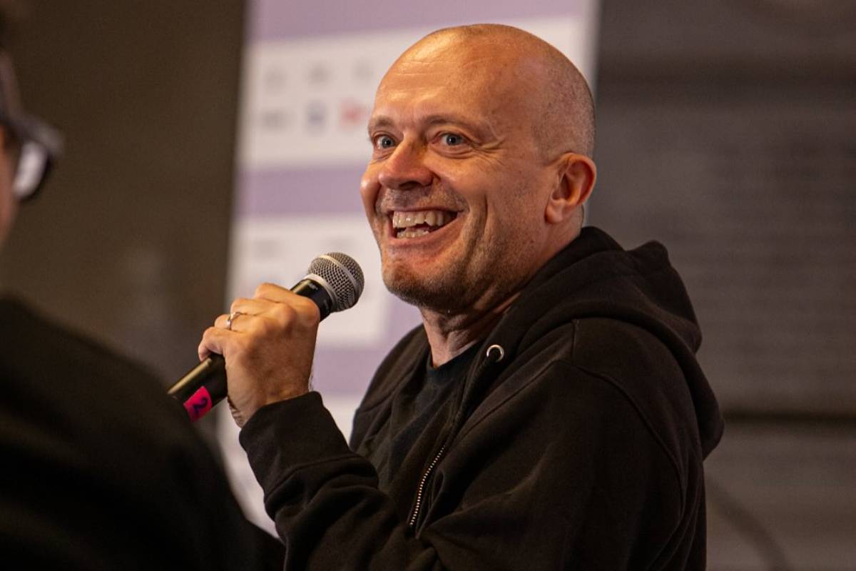 max pezzali dove vive