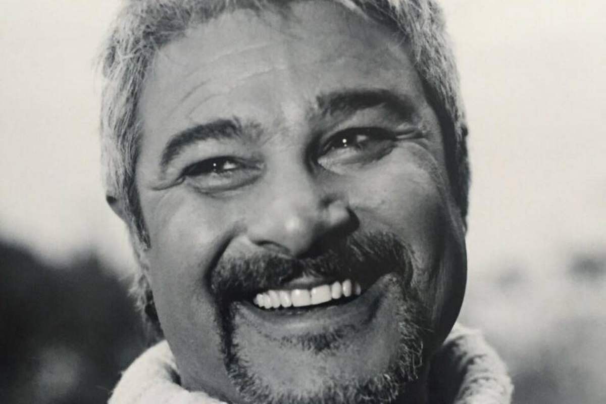 Pino Insegno senza barba e con capelli lungh