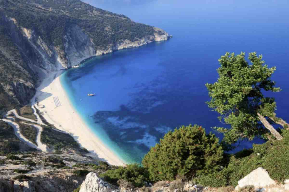 Tra le isole meno affollate ma altrettanto affascinanti, Naxos merita una menzione speciale. Questa isola è la più grande delle Cicladi