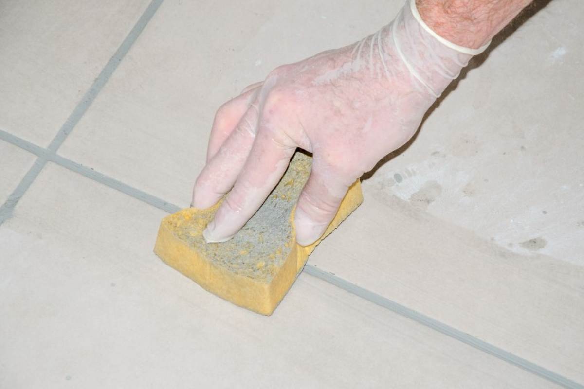 Pulire fughe pavimento