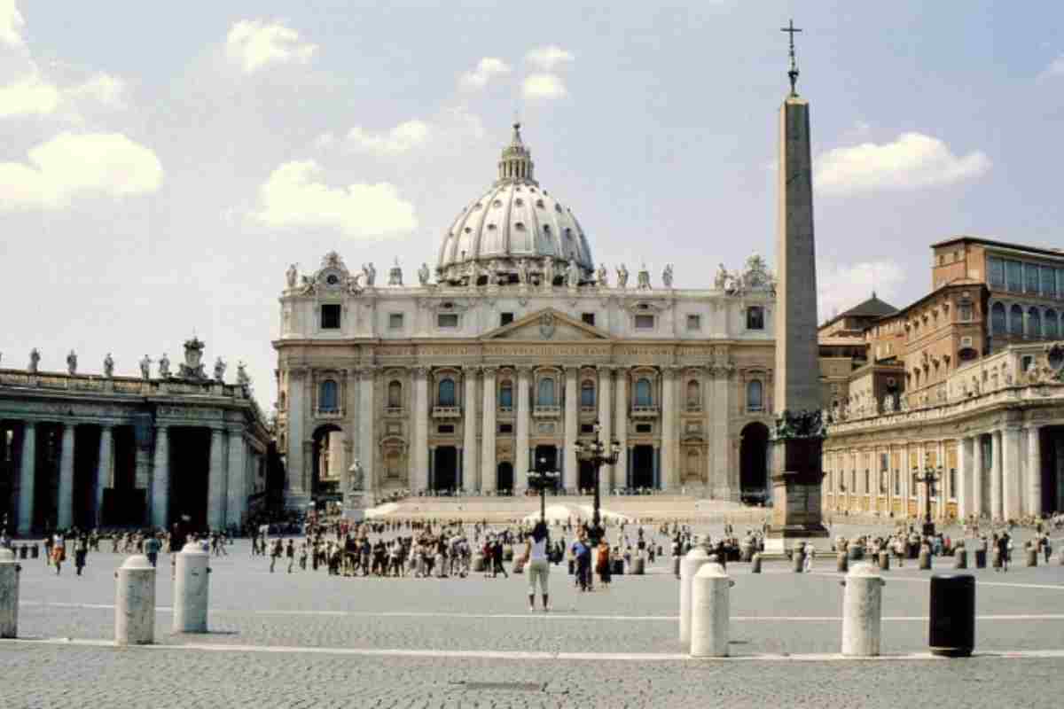 Progettata dal celebre architetto Gian Lorenzo Bernini tra il 1656 e il 1667 per volere di Papa Alessandro VII, Piazza San Pietro
