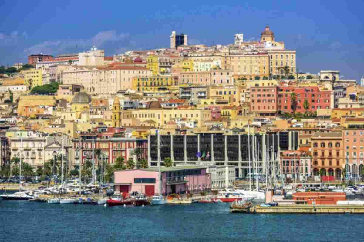 Situata al centro del Golfo omonimo, Cagliari si sviluppa su un territorio di 86 km²