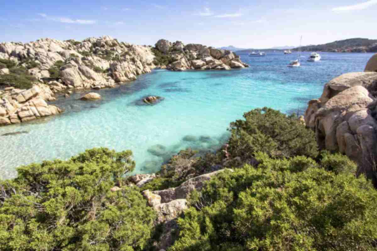 Cala Coticcio non è l’unica meraviglia naturalistica dell’isola di Caprera. A breve distanza si trovano altre spiagge affascinanti come Cala Portese
