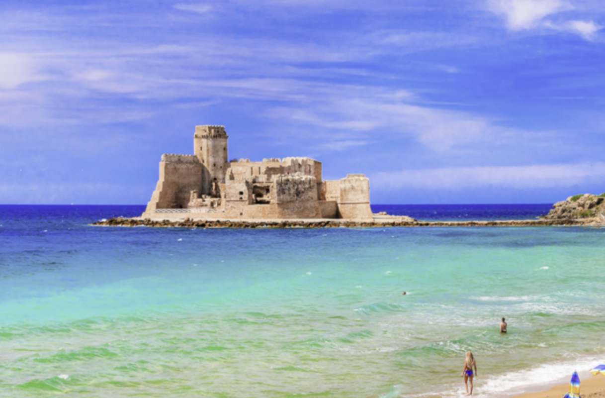 Isola di Capo Rizzuto è un comune di oltre 18.000 abitanti, situato a 90 metri sul livello del mare, con un territorio che si estende per oltre 126 km