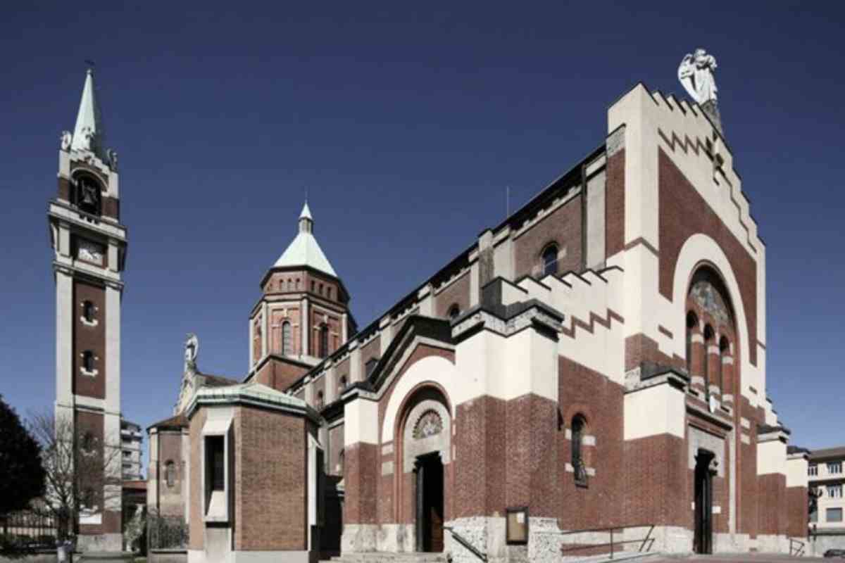 L’architettura della Basilica di Santa Maria di Lourdes è un esempio rilevante di stile eclettico con influenze liberty e bizantine