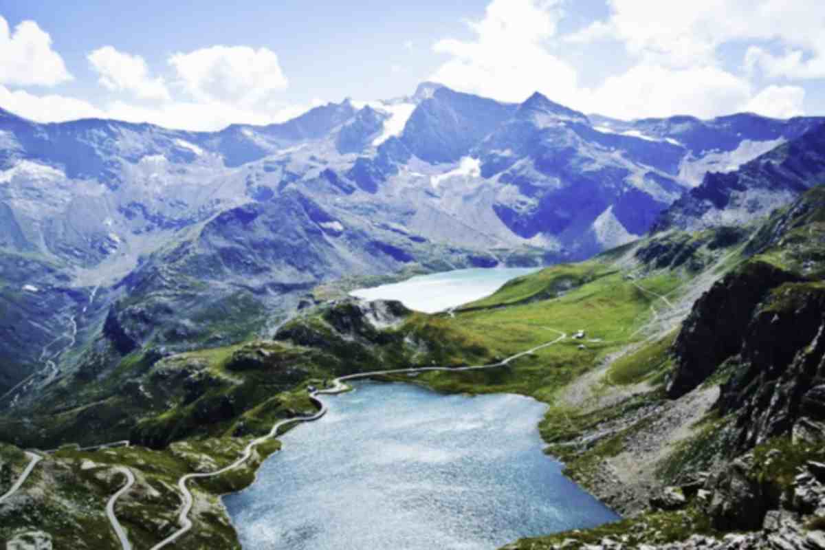 Il laghetto non è solo un fenomeno naturale, ma anche una meta ambita per escursionisti e appassionati di trekking.