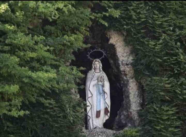 Questa ricostruzione, collocata davanti alla Basilica di Santa Maria di Lourdes, rappresenta non solo un importante punto di riferimento