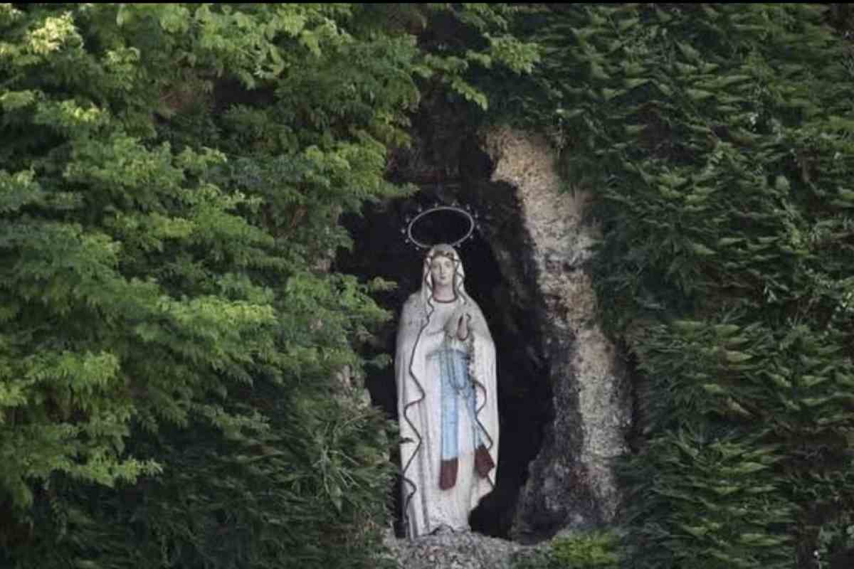 Questa ricostruzione, collocata davanti alla Basilica di Santa Maria di Lourdes, rappresenta non solo un importante punto di riferimento