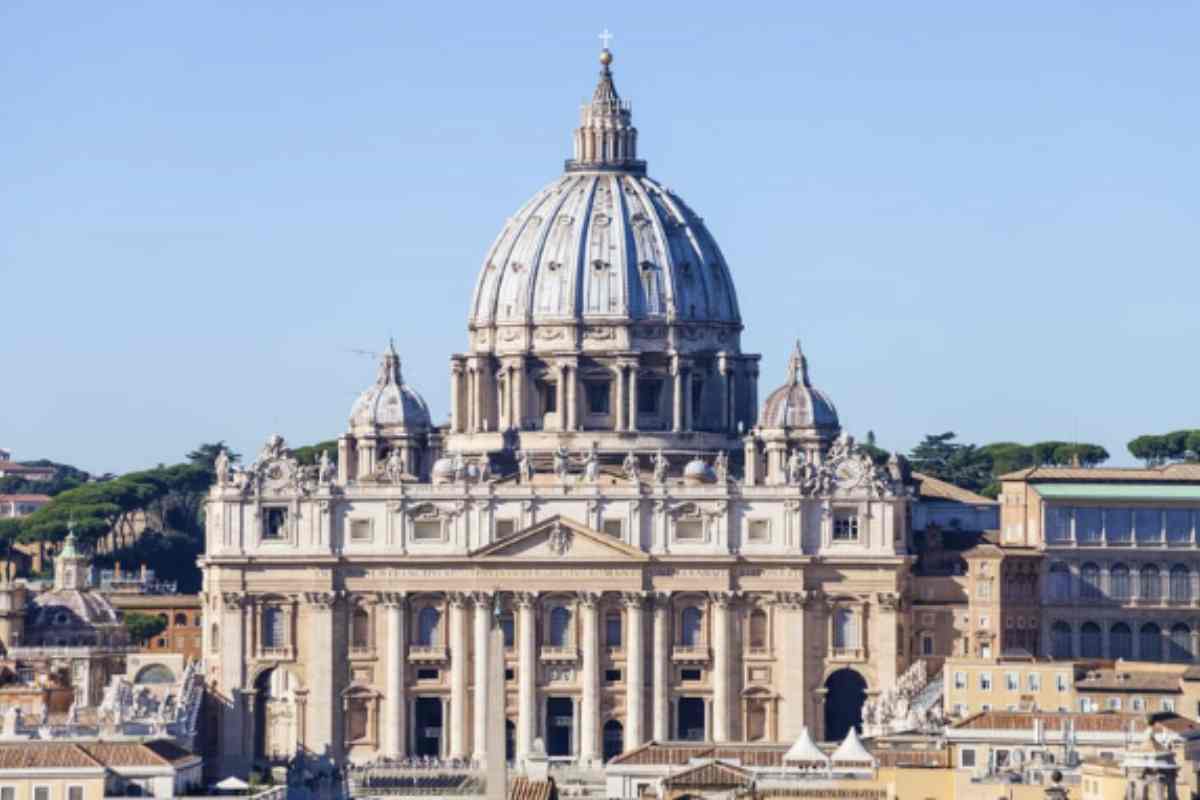 La decisione di Loretta Goggi di vivere a Roma, a due passi dal Vaticano, non è casuale. La capitale italiana rappresenta per lei non solo la città natale