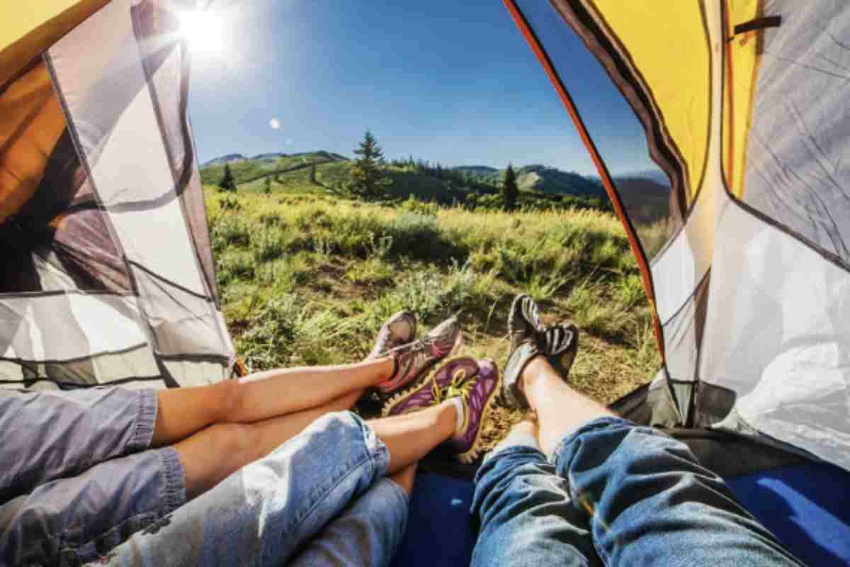 Il campeggio in Italia non è più solo un’esperienza estiva. Molti campeggi e villaggi sono aperti tutto l’anno, offrendo servizi adatti anche per i mesi meno caldi.