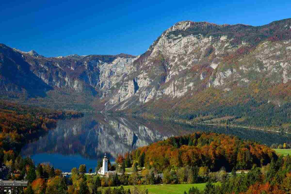 Questo lago è il più bello d'Europa e seconda la leggenda è "incantato": ecco dove si trova
