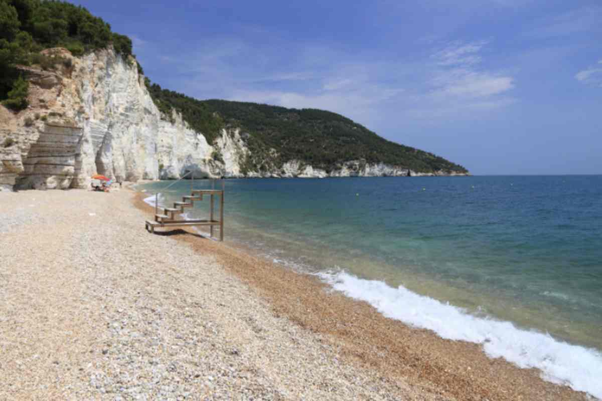 Il territorio che circonda la spiaggia di Vignanotica è ricco di opportunità per gli appassionati di natura, mare e cultura.