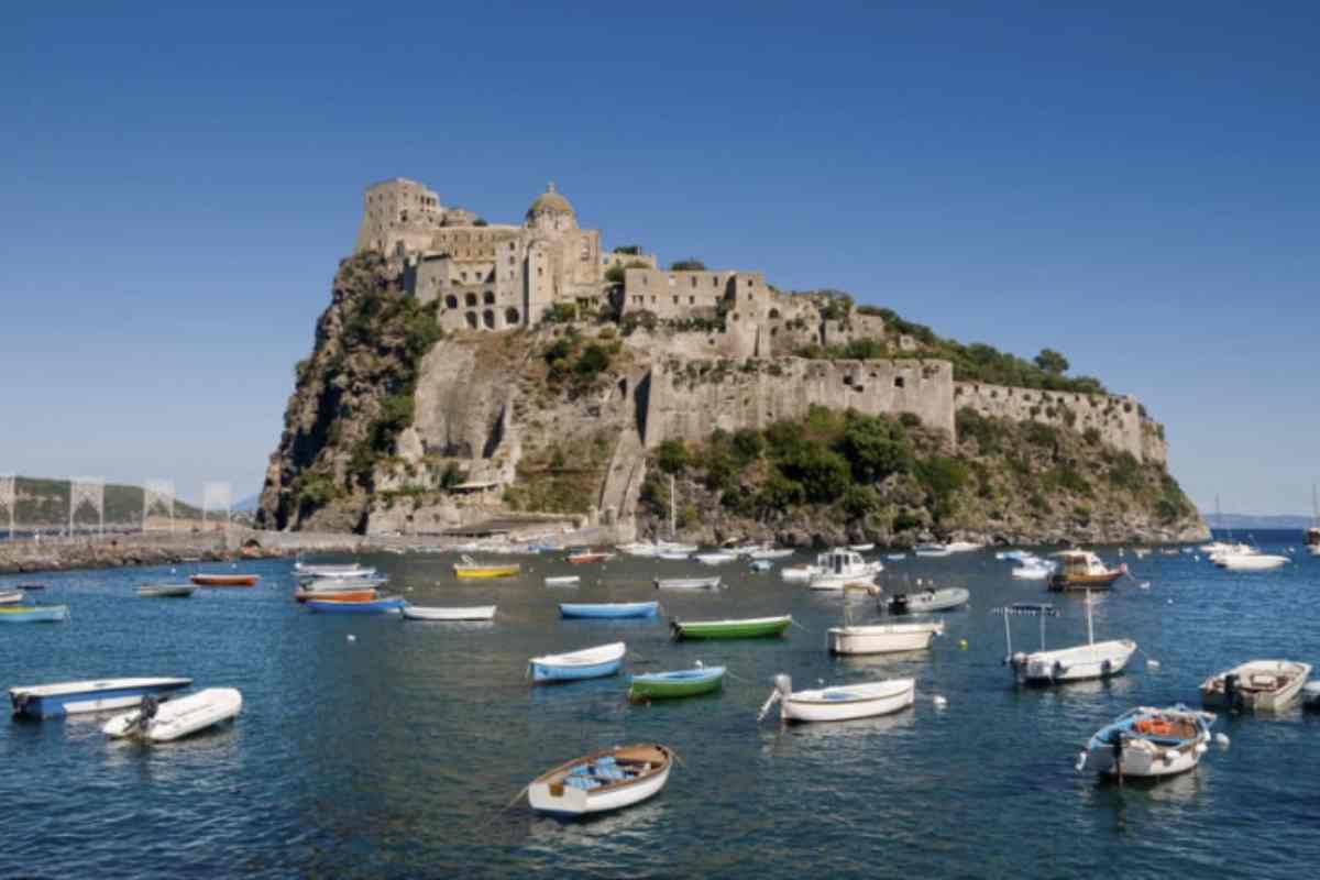 Eretto su un isolotto formatosi da un’eruzione vulcanica, il Castello Aragonese è uno dei monumenti più antichi e suggestivi d’Italia.
