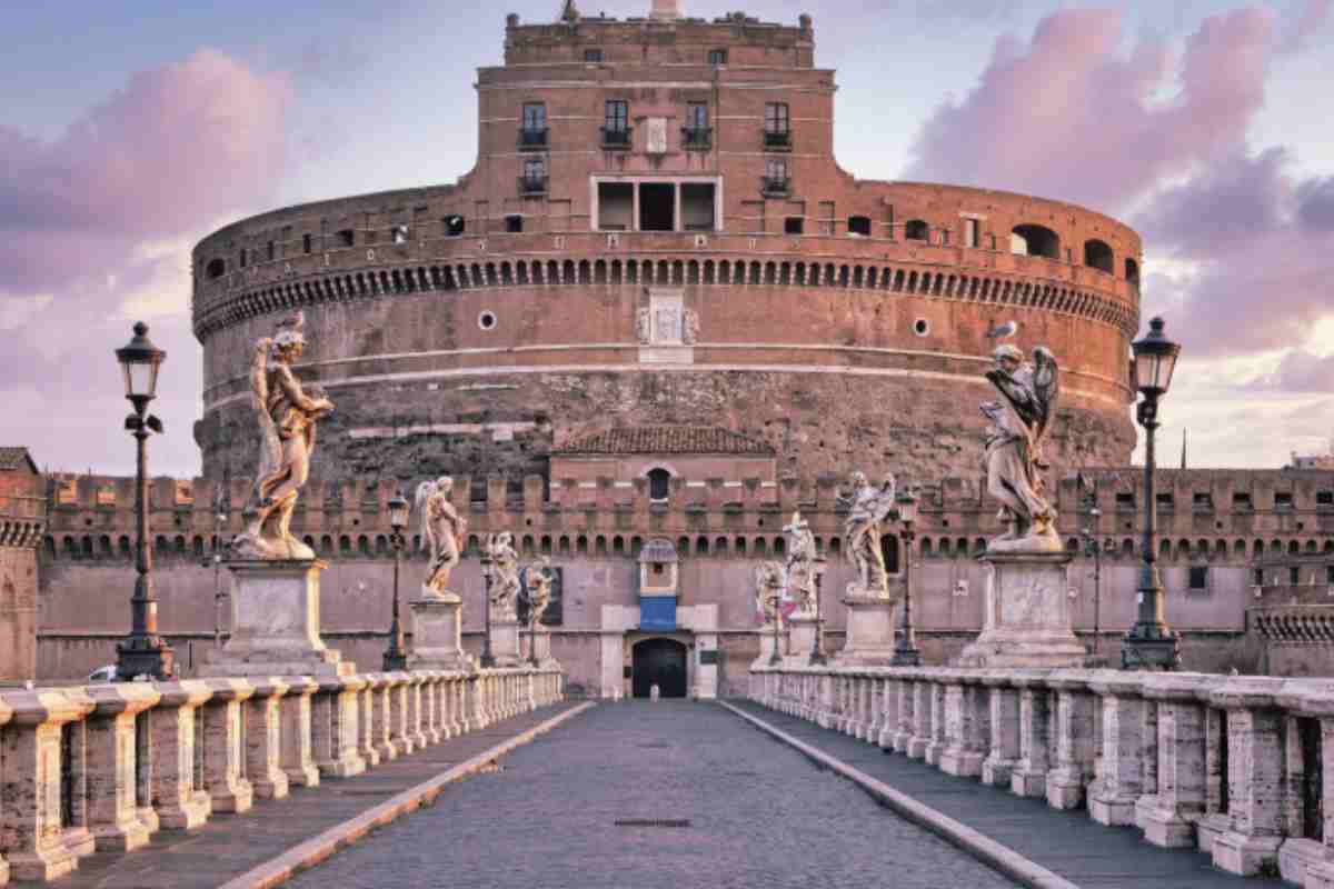 Nato come mausoleo dell’imperatore Adriano nel II secolo d.C., Castel Sant’Angelo ha svolto molteplici funzioni