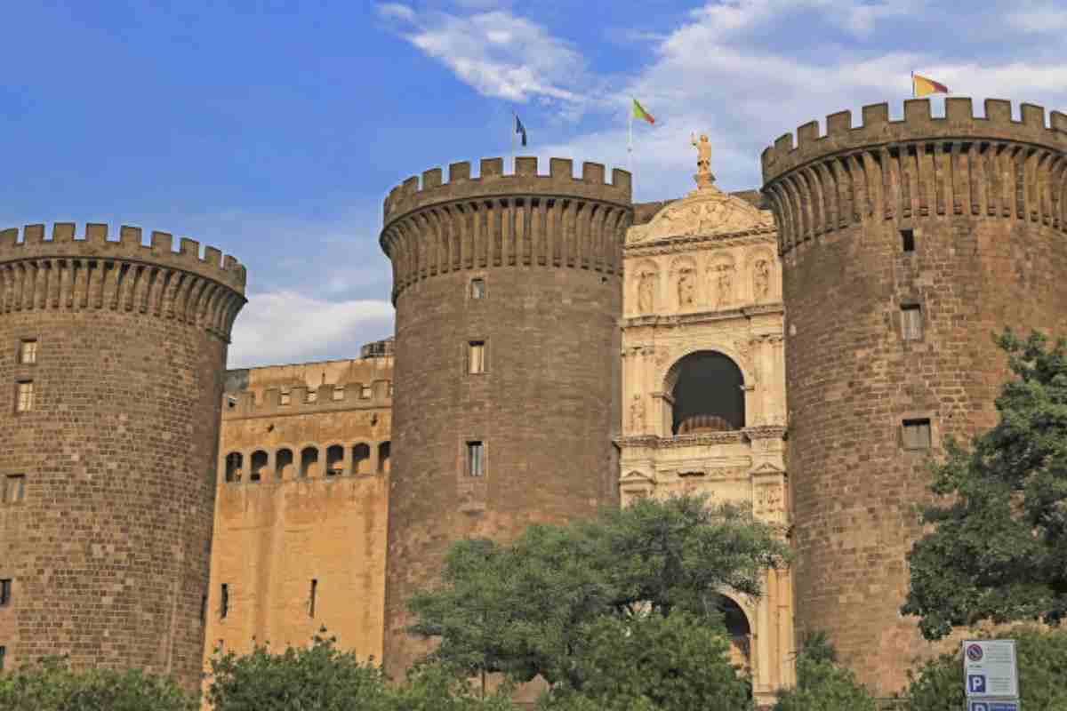 Dalle imponenti fortezze medievali ai manieri arroccati su scogliere affacciate sul mare, i castelli italiani raccontano storie di nobiltà