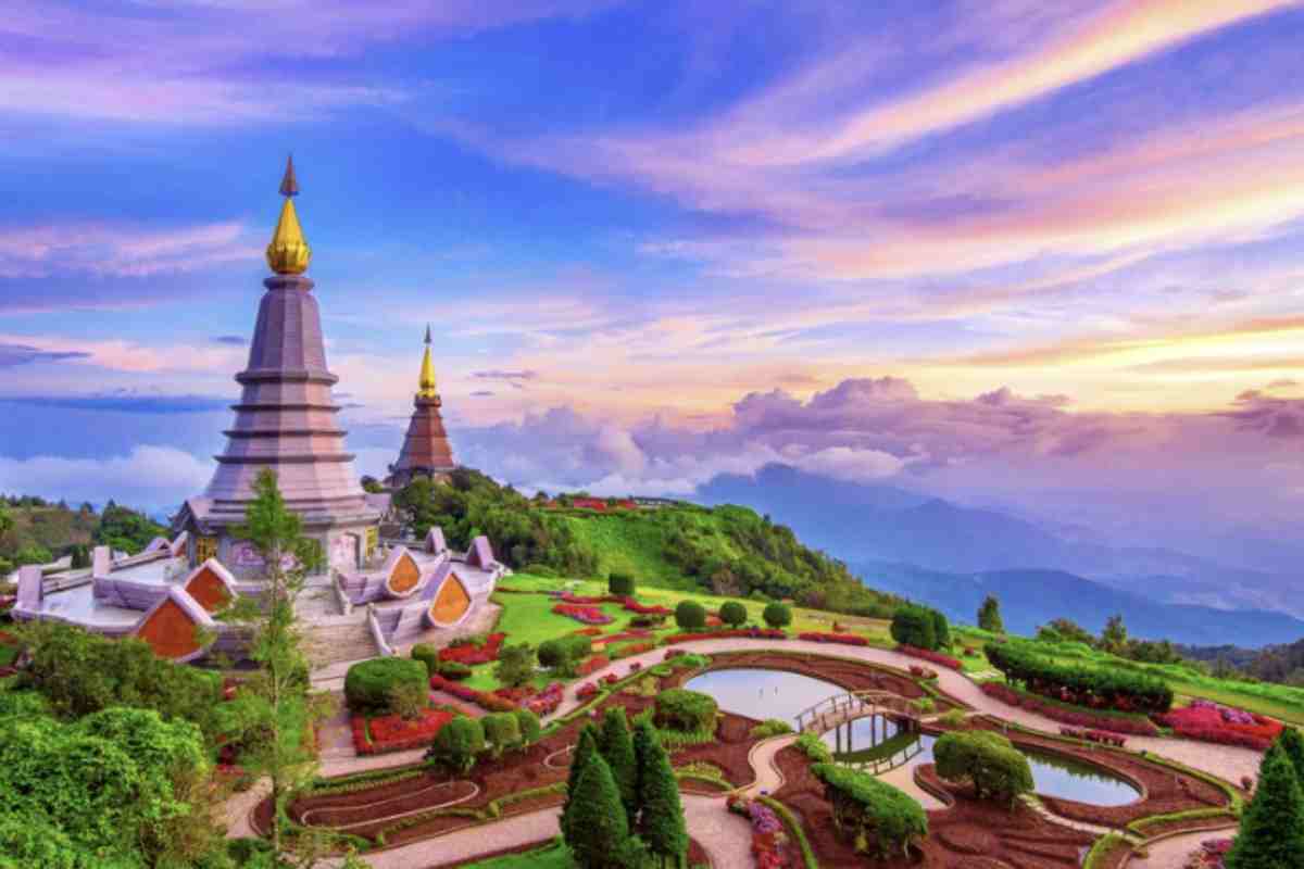 Chiang Mai, seconda città più grande della Thailandia e capoluogo della regione nord, è un crocevia di storia, cultura e spiritualità.