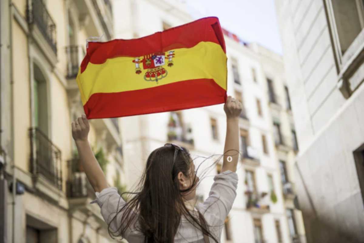 Questa misura sul dress code si inserisce in un contesto di regolamentazioni sempre più stringenti volte a gestire al meglio il turismo di massa in Spagna.