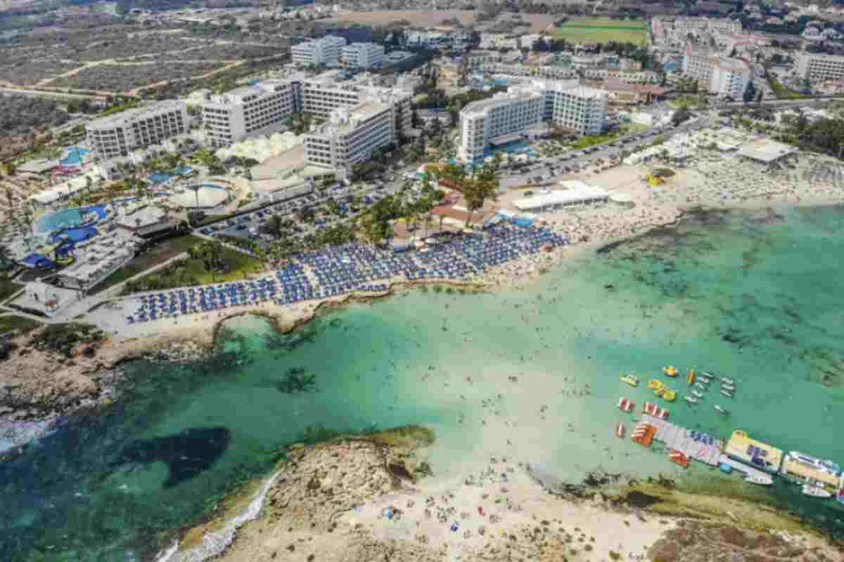 Sebbene la spiaggia di Nissi sia la principale attrazione, Ayia Napa offre molto di più. La località è famosa per la sua vivace vita notturna,