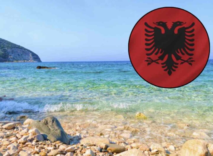 Situata nel sud dell'Albania, lungo il Mar Ionio, questa regione si estende da Valona (Vlorë) a Saranda per circa 100 chilometri,