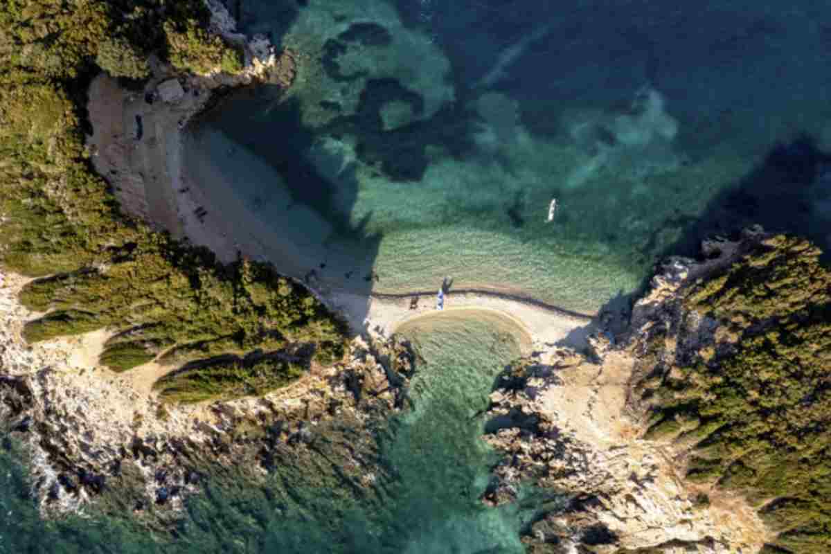 Raggiungere Saranda da Tirana è semplice e offre varie opzioni: in auto lungo la panoramica strada SH8, attraversando Valona e Himara