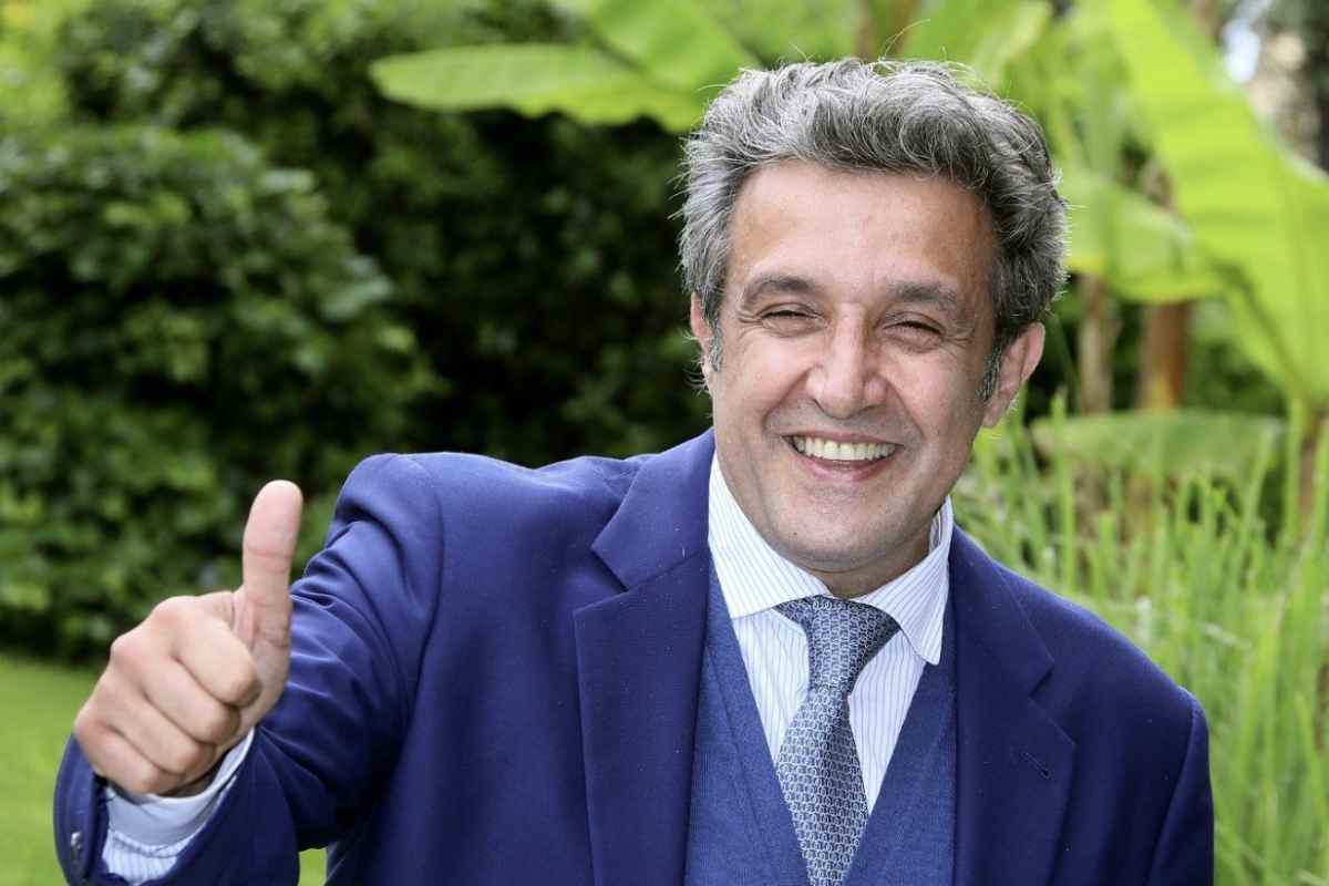 Nato a Roma nel 1965, Flavio Insinna ha costruito la sua carriera con un percorso variegato che lo ha visto interprete di fiction di grande successo